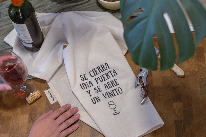 Se Cierra Una Puerta y Se Abre Un Vinito — Gracioso Trapo de Cocina con Cita en Español