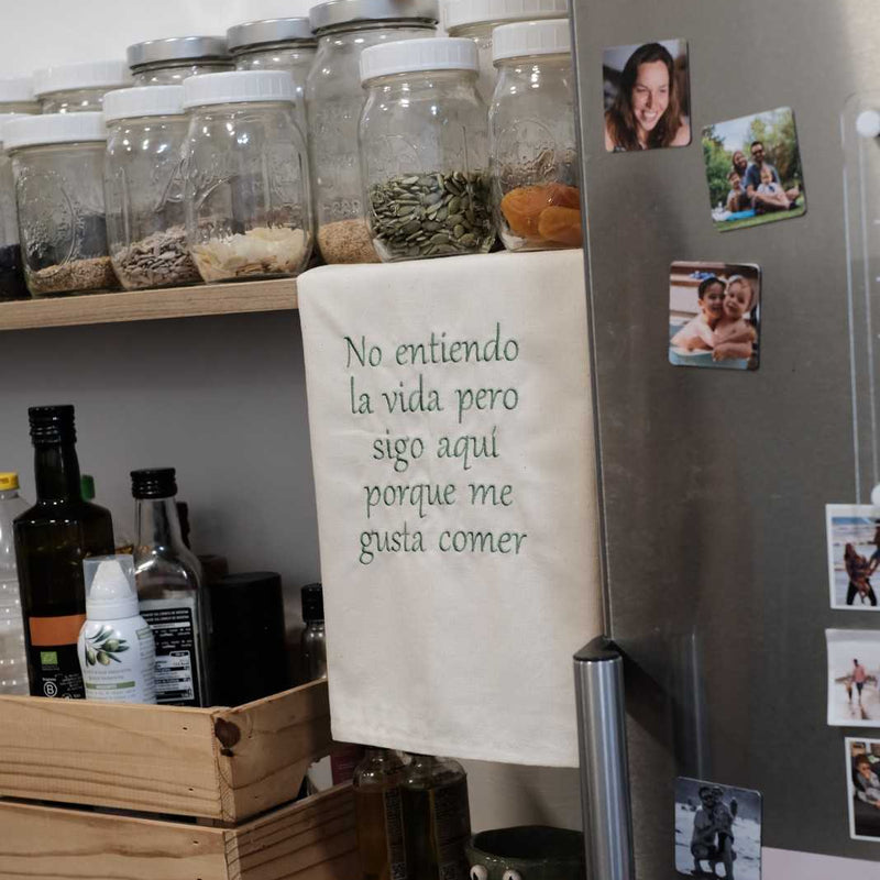 Toalla de Cocina Bordada con la Frase Graciosa en Español "No Entiendo La Vida"
